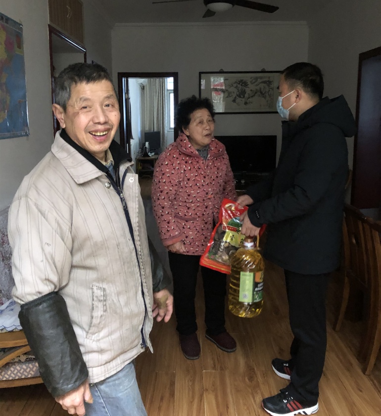 社区书记饶浩,主任杨英参加活动.