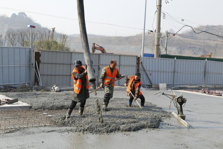 106国道铁山老桥洞段钢纤维混凝土铺筑完成 该路段路面修复养护工程正